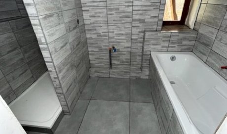 Création d'une salle de bain avec douche et baignoire à Belleville 